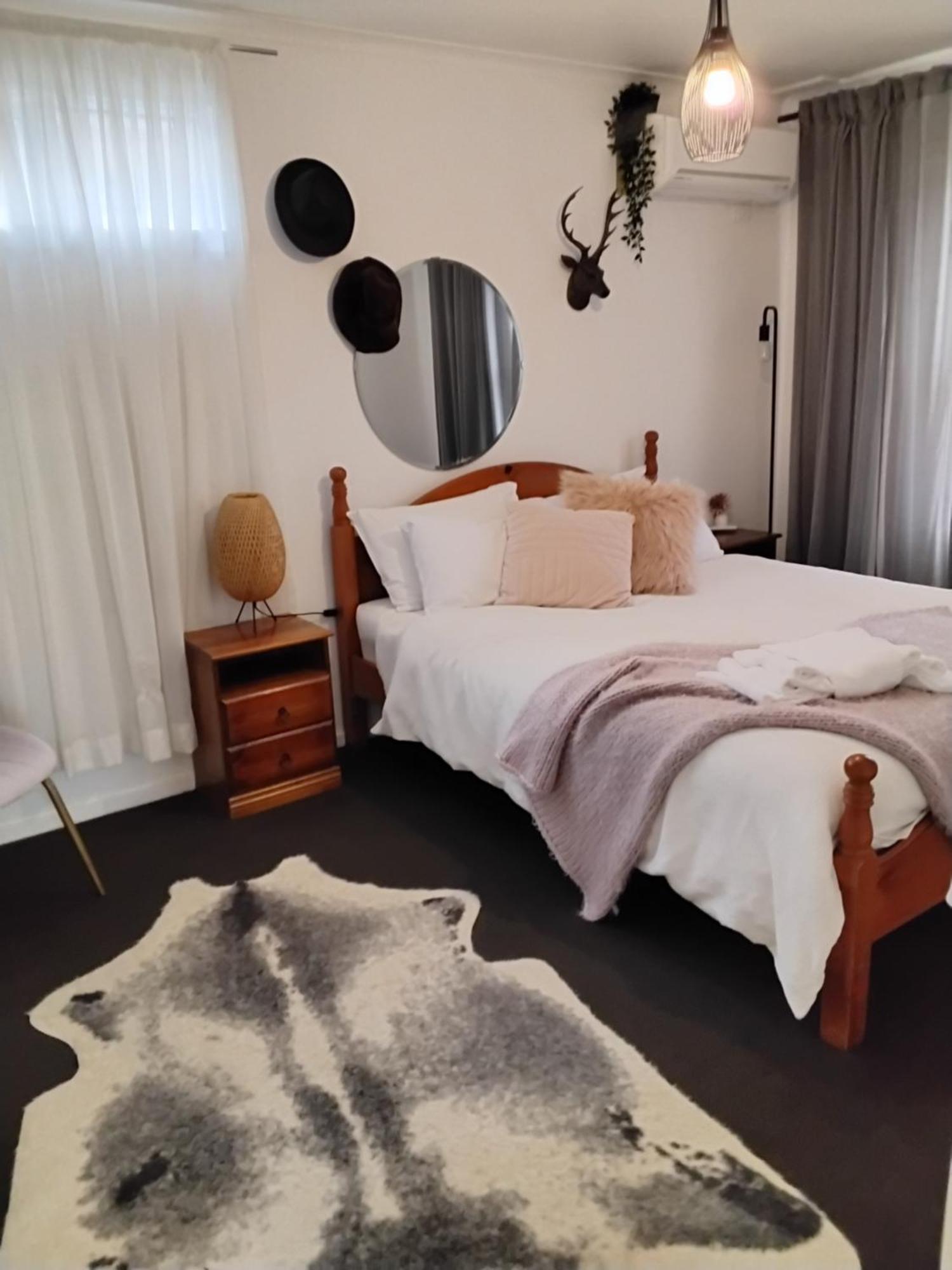 Coach House Inn Bright Room photo