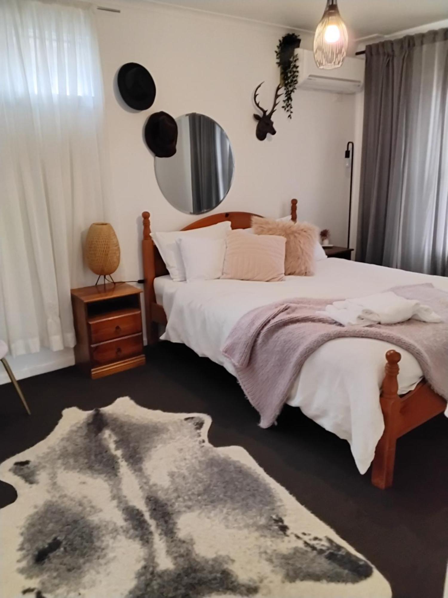 Coach House Inn Bright Room photo