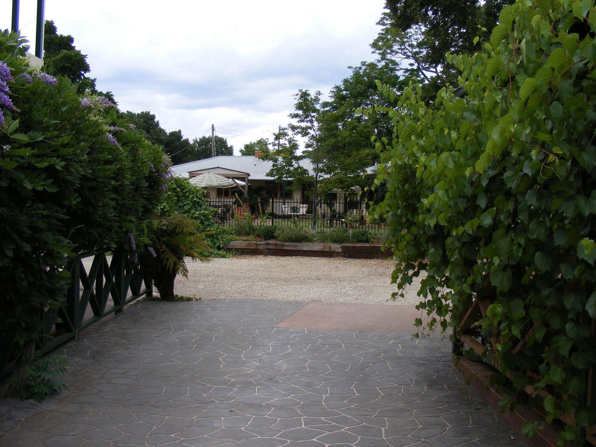 Coach House Inn Bright Exterior photo